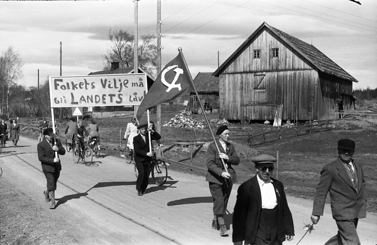 1.mai 1949. Demonstrasjonstog på vegen ved bruket Frogner og Hoff Arbeidersamfunn på Kraby, Østre Toten. Fem bilder.