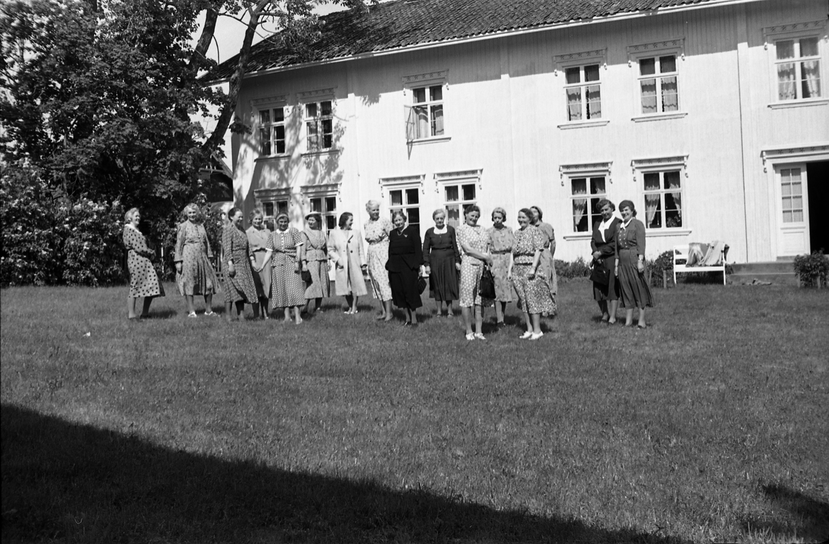 Fem bilder av en gruppe kvinner foran våningshuset og i hagen på gården Kraby østre i Østre Toten. Anledningen er muligens Borghild Nøklebys 60 års jubileum. På bilde nr. 1 står hun som nummer to fra høyre.