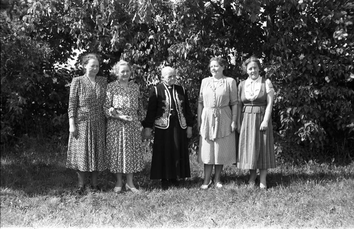 Othilie Nøkleby i midten flankert av sine fire døtre, Fra venstre: Borghild, Nora, Othilie, Margit og Olaug.