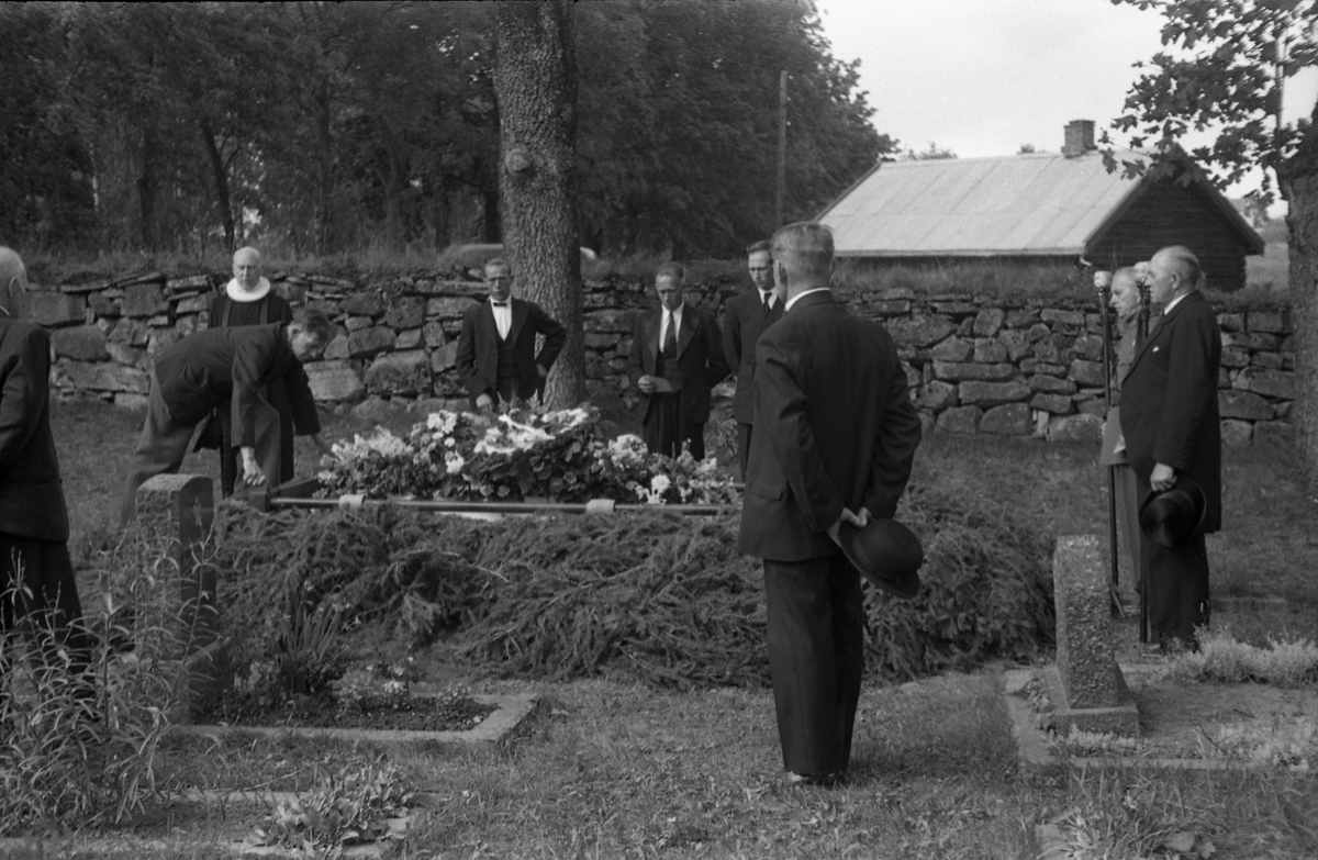 Begravelse på Hoff kirkegård 1949, Den avdøde er løytnant Petter Lovisendal (1873-1949) som hadde tjenestefjort på Starum.   Serie på sju bilder, der noen er fra gravfølget på veg til grava, noen ved grava. Presten er trolig Finn Sommer.