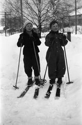 Serie på seks bilder av to uidentifisertee barn, på noen bil