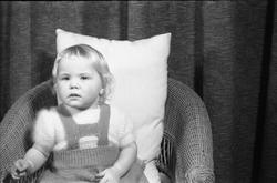 Portrett av uidentifisert jentunge. Serie på 9 bilder.