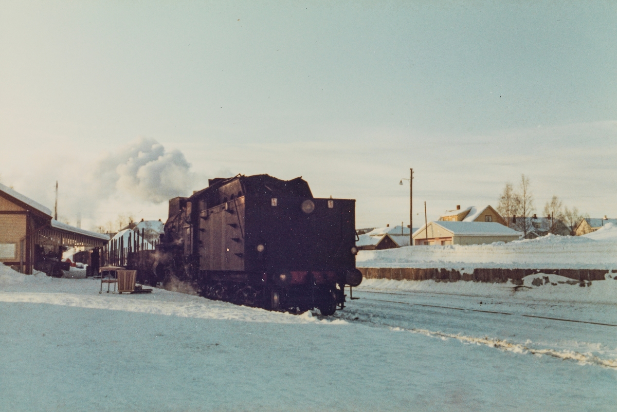 Godstog til Skreia på Lena stasjon, trukket av damplokomotive type 31b 451.