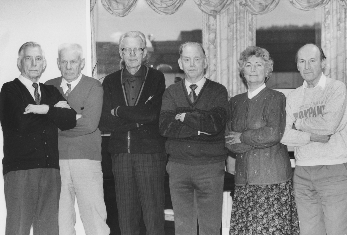 Gruppebilde av Oppegård Pensjonistparti.
Fra venstre: Olav Henricksen, Reidar Sommer Andersen, Oddvar Jølberg, Rudolf Barmo, Inger Andresen og Erik Andresen.