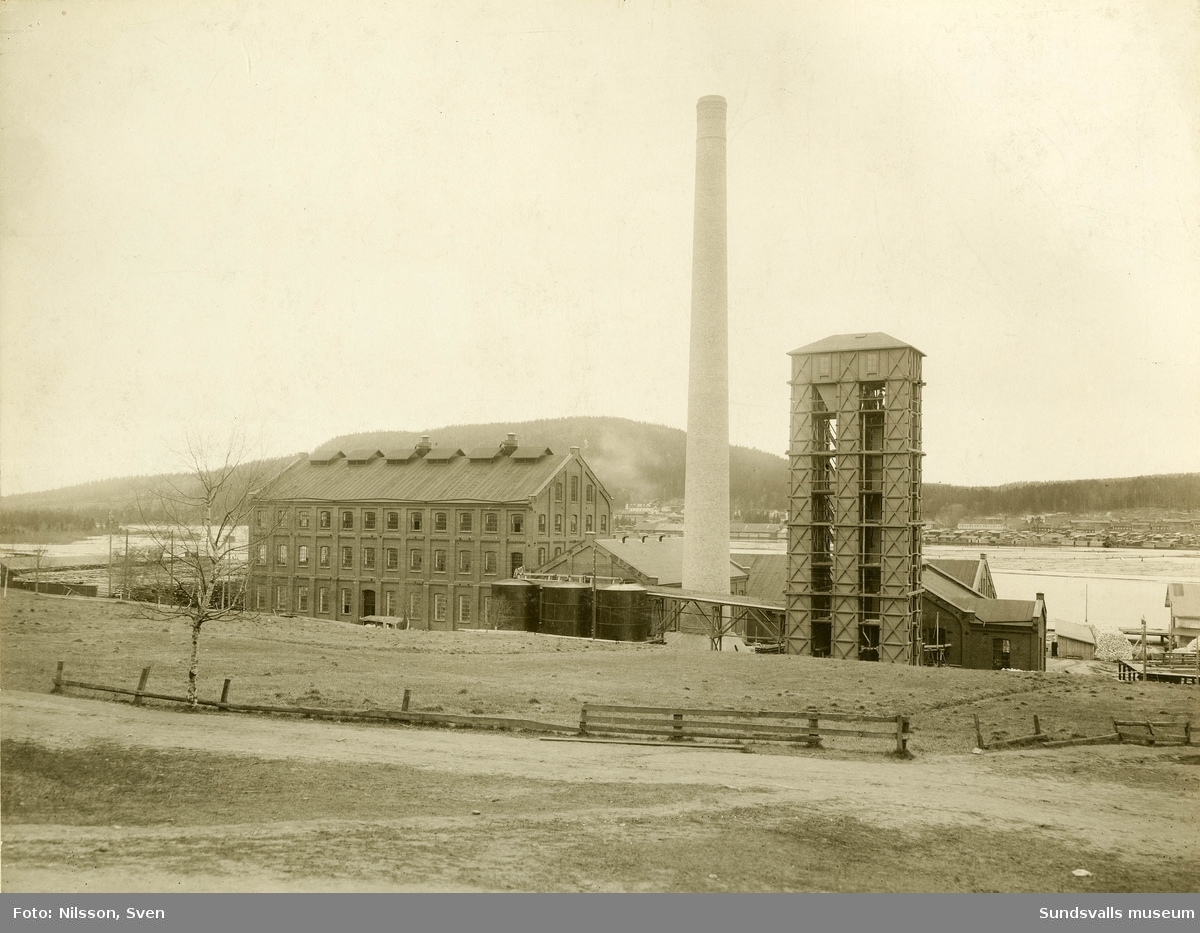 Essviks sulfitfabrik invigdes som Medelpads första sulfitfabrik år 1900, uppförd av Sundsvalls Cellulosa AB. Industrianläggningen revs 1980.