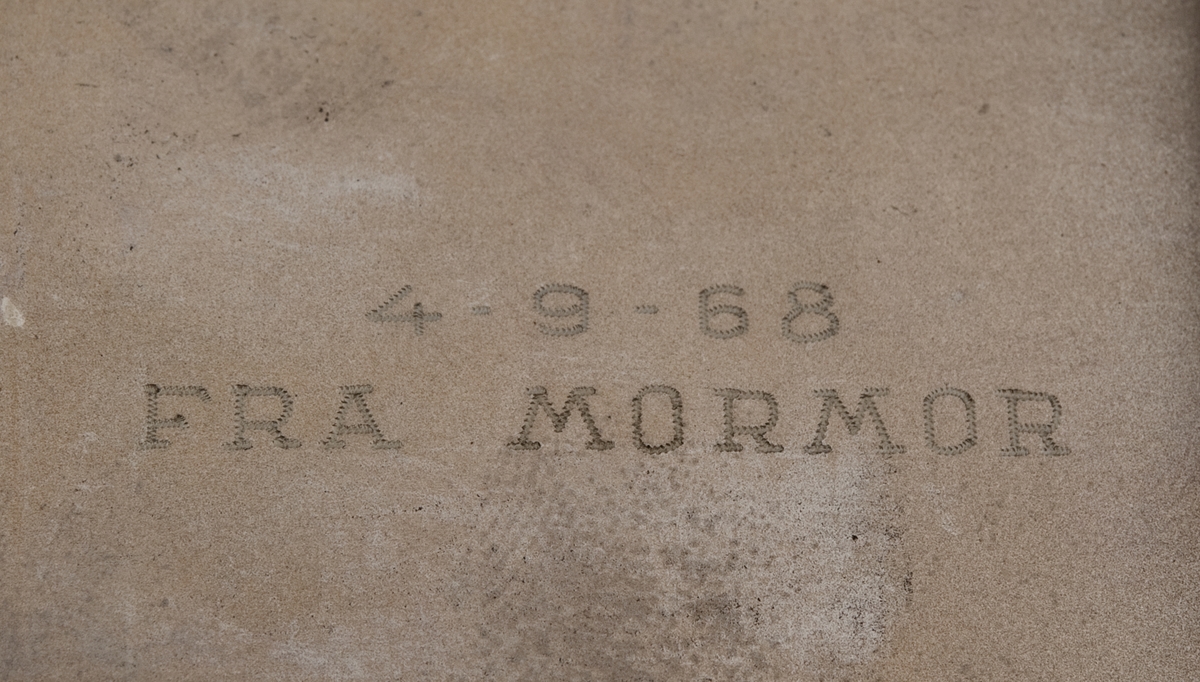 Sigarettetui i nysølv med strikk i bunn og lokk for feste av sigaretter. 