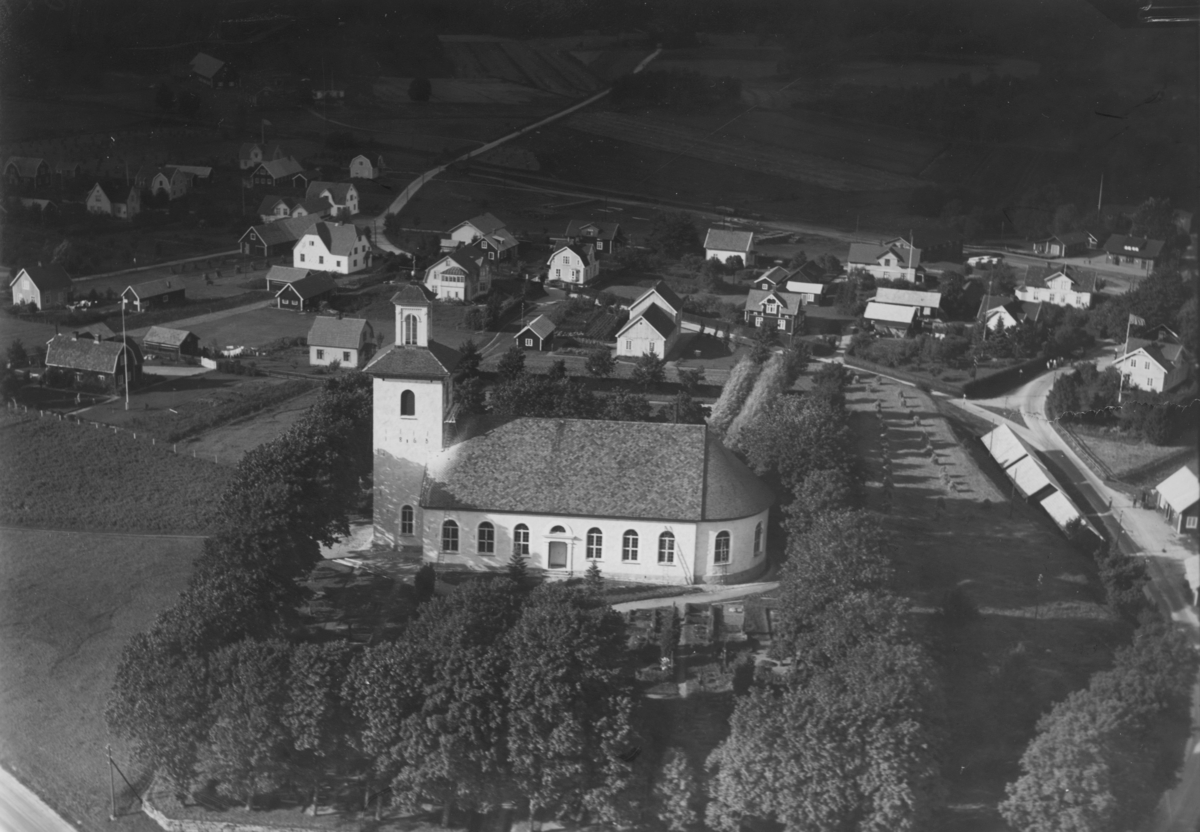 Flygfoto över Bredaryd i Värnamo kommun. Nr. C. 2702. 
I förgrunden ser man Bredaryds kyrka,