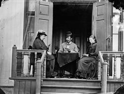 Kortspill på trappen til Elverhøy på Grøa i Sunndal kommune.