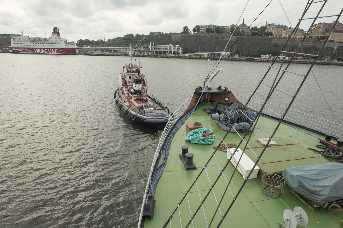 Isbrytaren Sankt Erik bogseras till dockan på Beckholmens varv av bogserbåten M/S Leif för bottenöversyn och målning.
