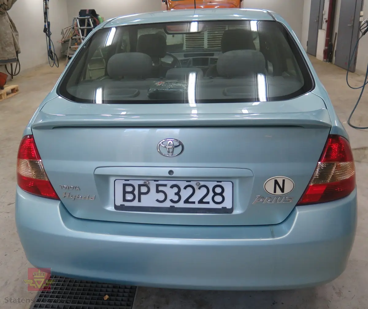 Hybrid, elektrisk/bensin drevet personbil med framhjulstrekk. 2-akslet. Den er en 4-seters sedan med 1,5-liters bensin- (58 hk) og 288 V elmotor (40 hk). Den hadde trinnløst gir (automat). Lys blå utvendig og grå innvendig. Sommerhjul(originale Toyota lettmetall felger) og vinterhjul (uoriginale felger på vinterhjul). Kilometerstand ca. 170.000 km.
Lite rust på karosseri (hull under venstre forskjerm), noe overflaterust på hjuloppheng. Interiør i god stand og lite slitt.  Har originalt hybridbatteri. En liten bulk under støtfanger bak.
OBDII leser montert bak rattet,
