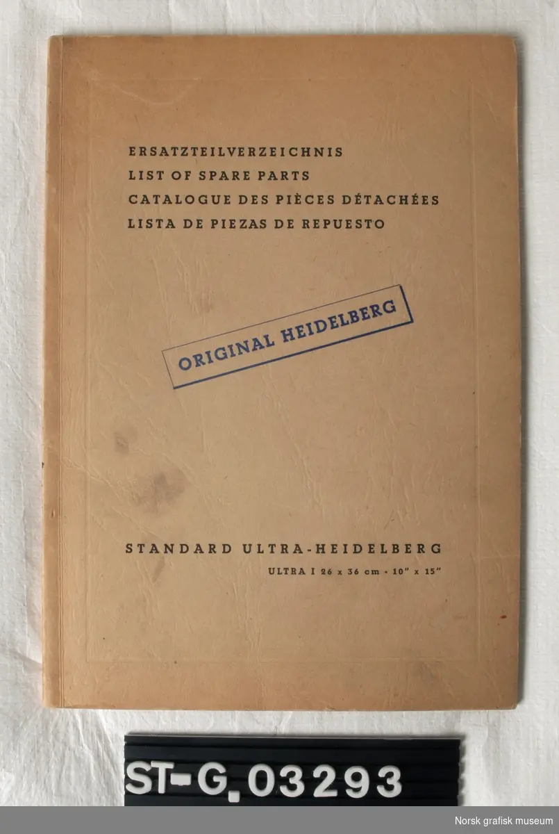 Katalog over reservedeler for en Standard Ultra-Heidelberg, Ultra I 26 x 36 cm , 10" x 15". Original Heidelberg.
På tysk engelsk, fransk og spansk.
