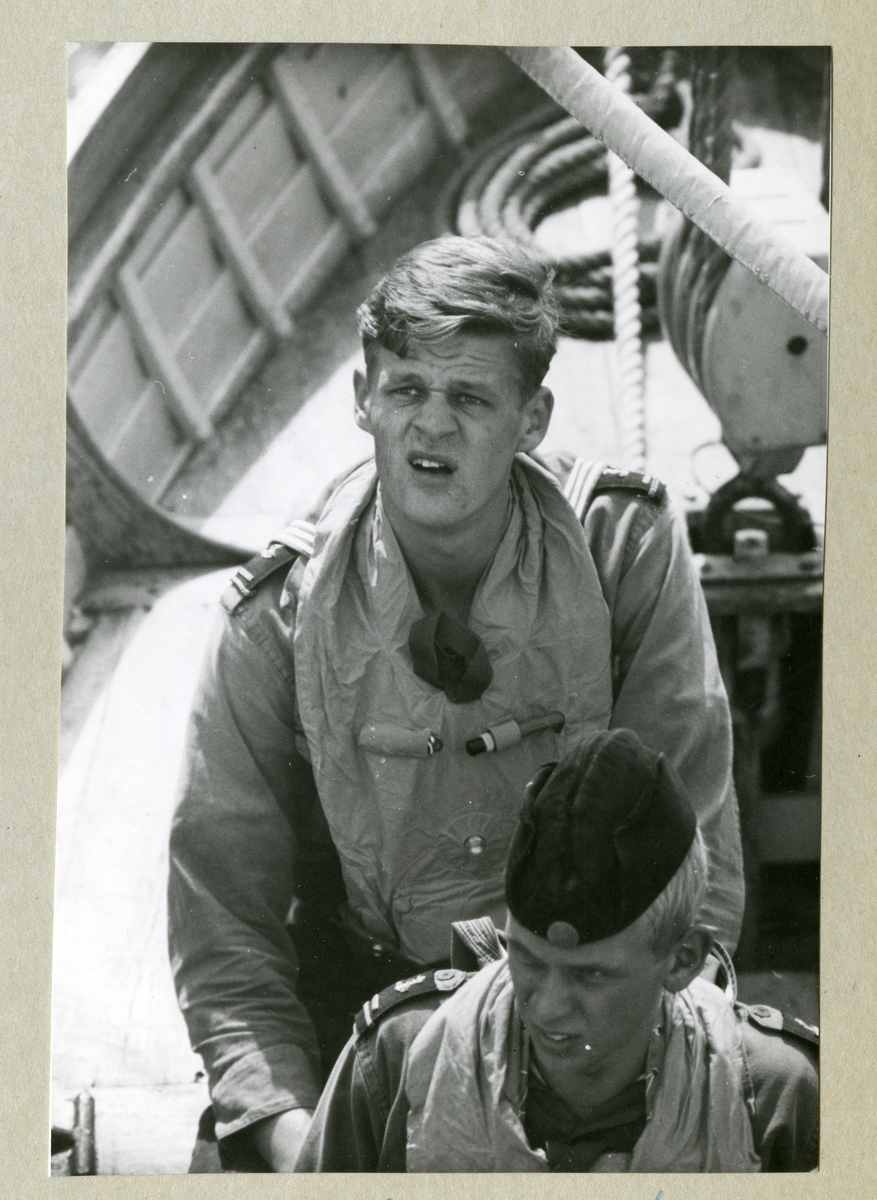 Bilden föreställer två besättningsmedlemmar  ombord på minfartyget Älvsnabben under långresan 1966-1967.
Överst synsaspiranten Curt Persson och underst aspirant Nils Bruzelius, båda 4. kvarteret.