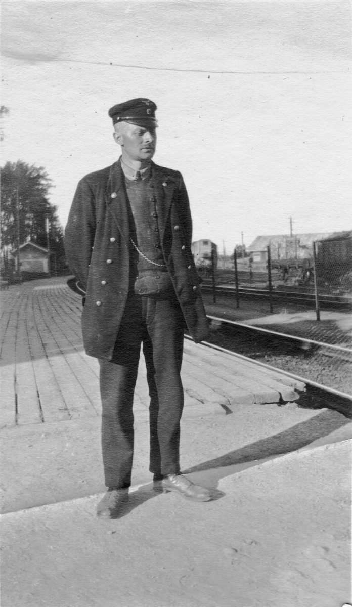 Stasjonsbetjent på Grorud stasjon.