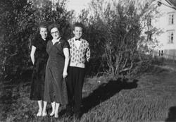Familiegruppe. Fra venstre: Magny Rochmann f.1926-d.1987, Cl