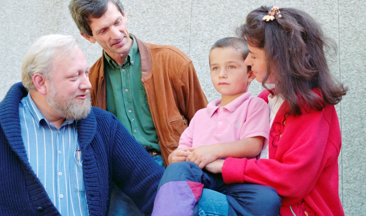 Portrett av Sehakat Dragusa og Leutrim (barn).
Gruppebilde av Sehakat Dragusa og Leutrim sammen med Hans Petter Nyquist og Jan Svendsen fra Arbeiderpartiet.