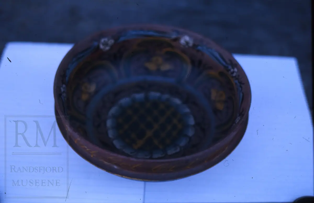 Tiner og boller fra Skjelbreia gård.