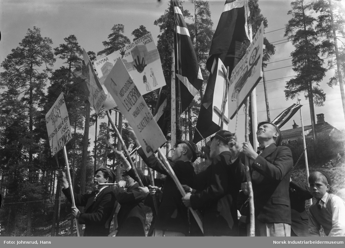 17. mai 1934. Russen på torget med flagg og plakater.