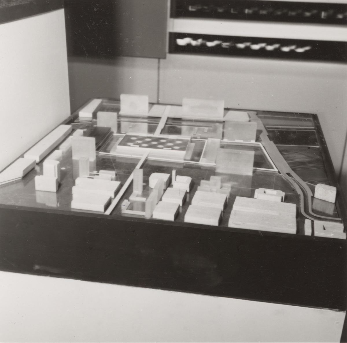 Utstilling av egne arbeider ved Kunstindustrimuseet i Trondheim [Fotografi]