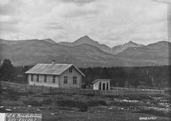 Skolen i N. Atndalen ved Øyen (nørdre skulestugu). Rondane i