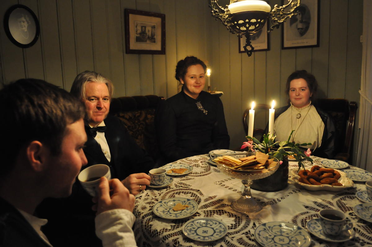 Julekveldskaffe i storstua i Gjersøyenbygningen på Odalstunet under Jul i stuene. Fra venstre sitter Jørgen Bekken, Rune Nor, Maren Sofie Løfsgård og Victoria Nor.