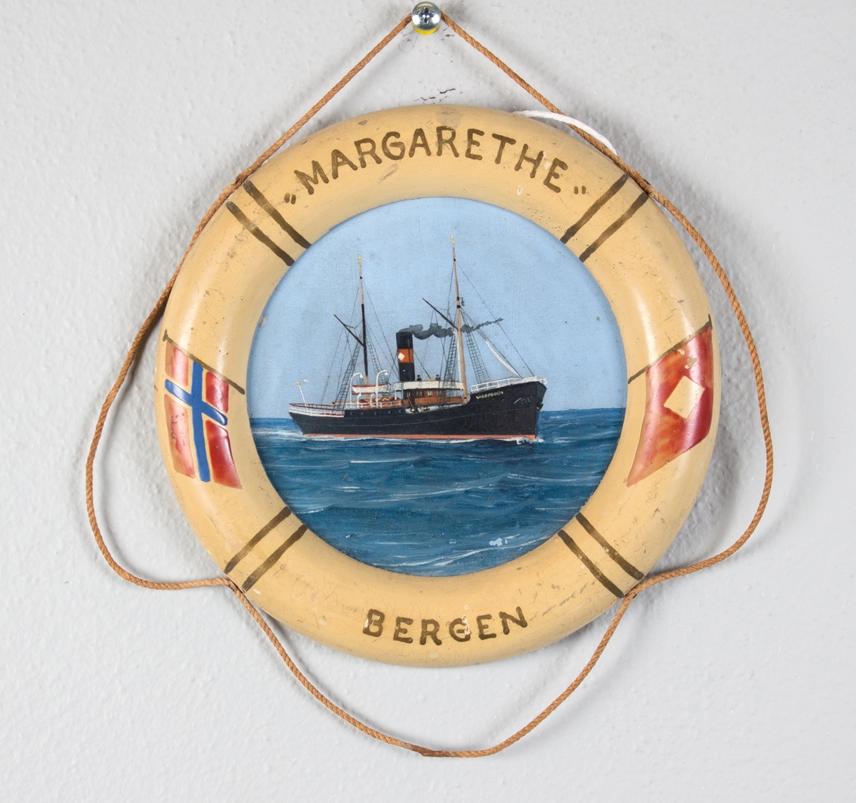 Skipsportrett av DS MARGARETHA på åpent hav. På bøyen er det malt norsk flagg og rederiflagget til R. H. Wesenberg.