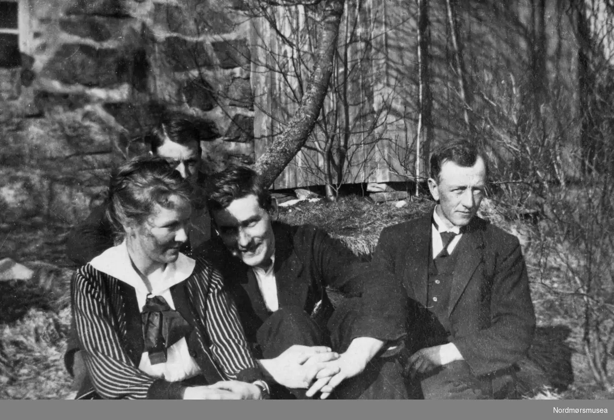 Foto av en kvinne og to menn. Trolig på Oslobesøk/Lørenskog i 1919. Fra Fru Williams fotoalbum i Kristiansund. Eier av originalmaterialet er Gunnar Williams. Fra Nordmøre museums fotosamlinger.