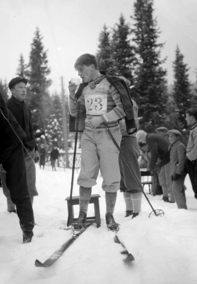 Hovedlandsrennet 1927. Gamle Lysgårdsbakken. Fra langrennet. Skiløper.
