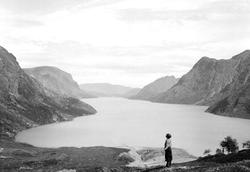 Gjende fra Memrutungen, m / Gunnar Berge. Knutshø til høyre 