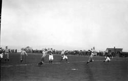 Fotballkamp på Gjøvik stadion. Aberdeen - Opplandslag 1929.
