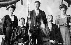 Familiebilde. Foran: Anna Stigerhaug, Peder Stigerhaug. Bak: