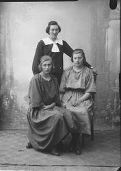 Gruppebilde av søstrene Ingebjørg og Ellen Avtret, den siste