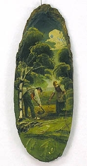 Enligt liggaren: Målning å en snett avskuren träskiva med barken kvarsittande, man o. kvinna syssla med jordbruksarbete.