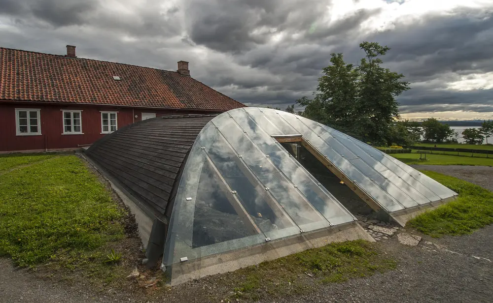 Tønneformet vernebygg over en hvelvkjeller fra middelalderen.