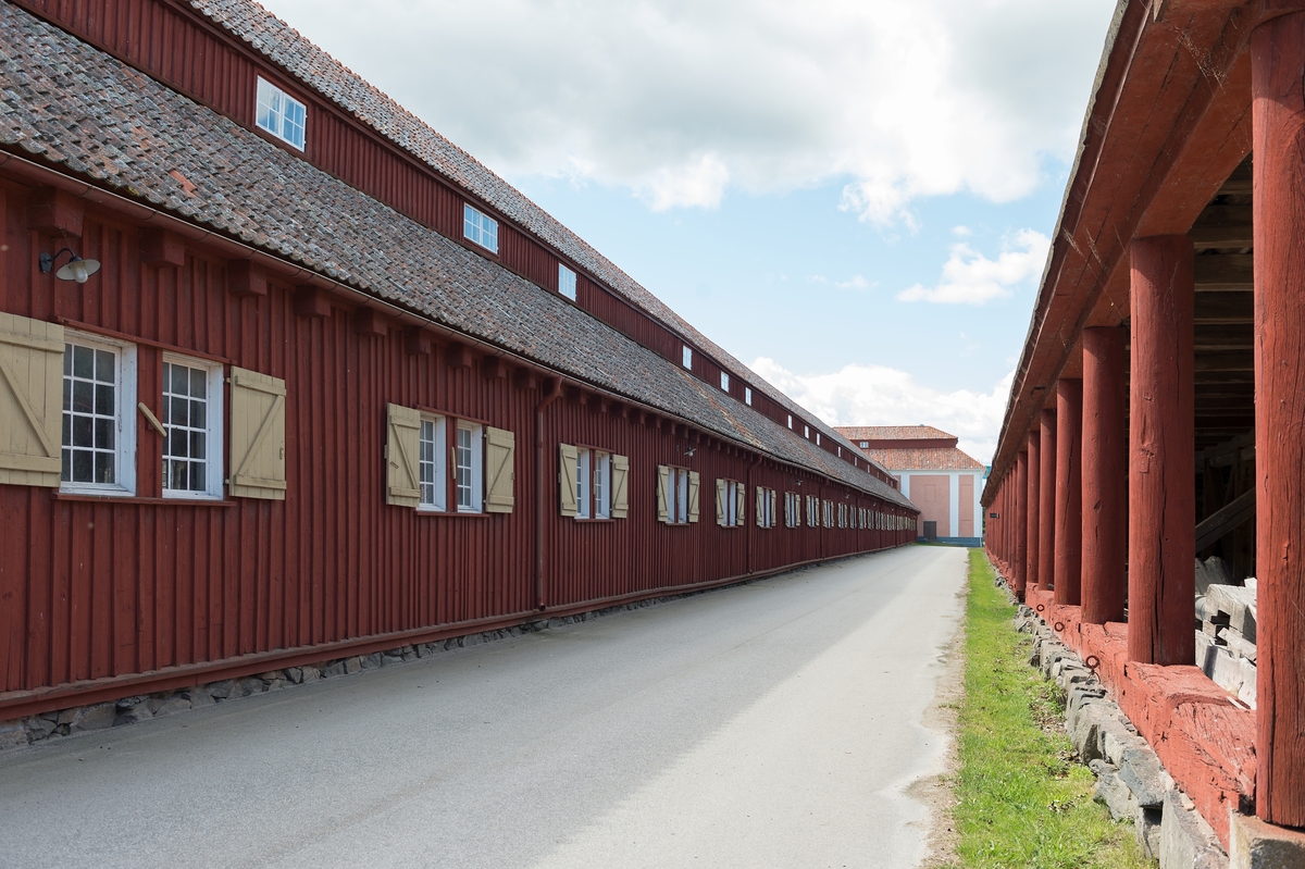 Fotodokumentation av byggnader på Lindholmen i Karlskrona. Till vänster: Repslagarebanan, byggdes under 1692-1693, andra uppgifter anger 1696 som tillblivelseår. Det första banhuvudet tillkom senare, år 1697. Till höger:  Slitaget byggdes omkring 1850 användes som ett virkesskjul. De runda träpelare ska ha varit utrangerade mastträn. Byggnaden är ca: 96 meter.