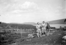 Parti fra Golå og Golåvatnet. Tre piker.