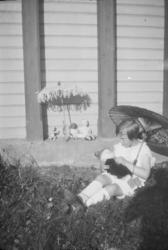 Pike leker med dukke i hagen. Gerd.