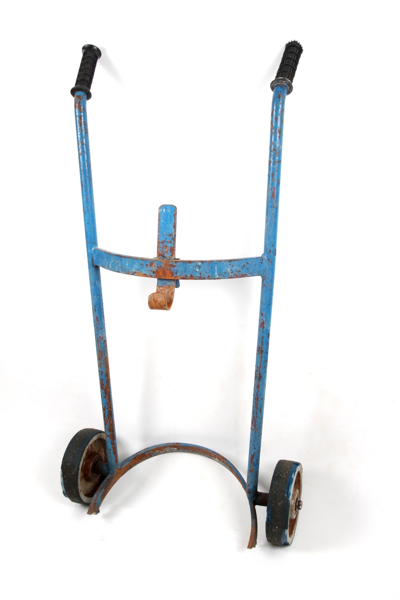 Blåmalt tralle med to hjul og håndtak brukt til å flytte tunge melkespann. Trallen har en kraftig krok til å feste i spannet.