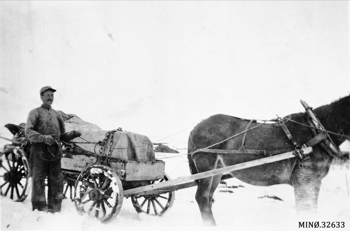Seterfløtting i snø under krigen, fyrst på september. 