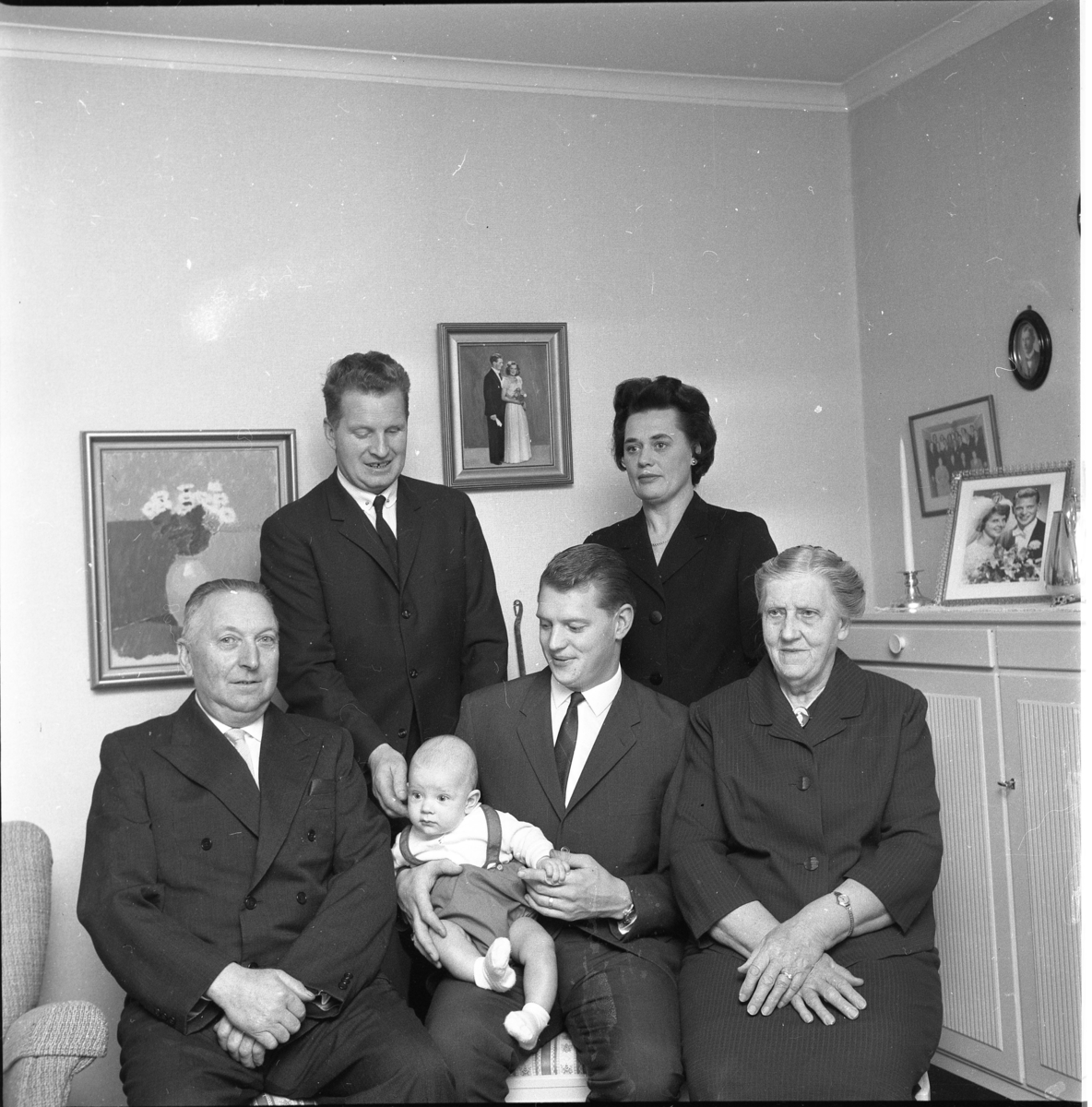 Fyra generationer. Stående Manfred och hustrun Maj-Gret Karlsson. Sittande fr vänster Manfreds pappa Emil, sonen Tonny med sonson Mats och till höger Maj-Grets mamma Anna.