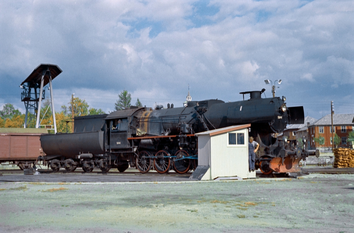 Damplokomotiv type 63a nr. 5841 på singskiven på Røros stasjon. Lokomotivet skal benyttes i godstog fra Røros til Trondheim. Dette var trolig et av de siste godstogene på Rørosbanen som ble fremført med damplokomotiv.