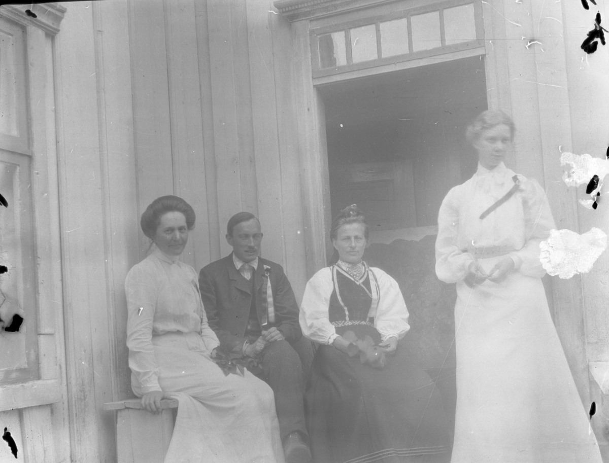 Rikard Berges fotoarkiv. Portretter, folkeliv. Bilde nr. 9.

Fotografier tatt av Rikard Berge. 642 nummer. Samlingen består av negativer bladfilm. Motivene er ført inn i egen protokoll av Berge. Protokollen har tittel "Bilæt-emne"