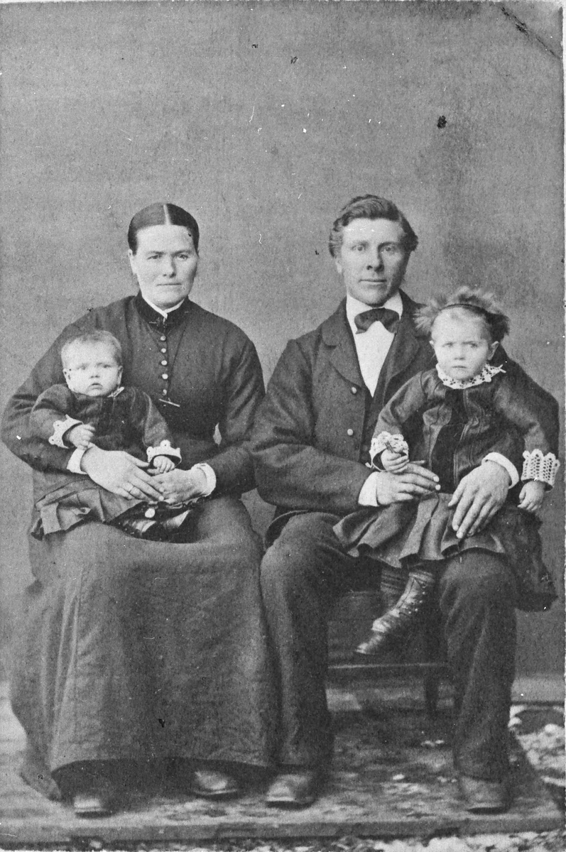 Familiebilde. Ragnhild 1862, Esten 1856 Losgård - Anno Musea i Nord ...