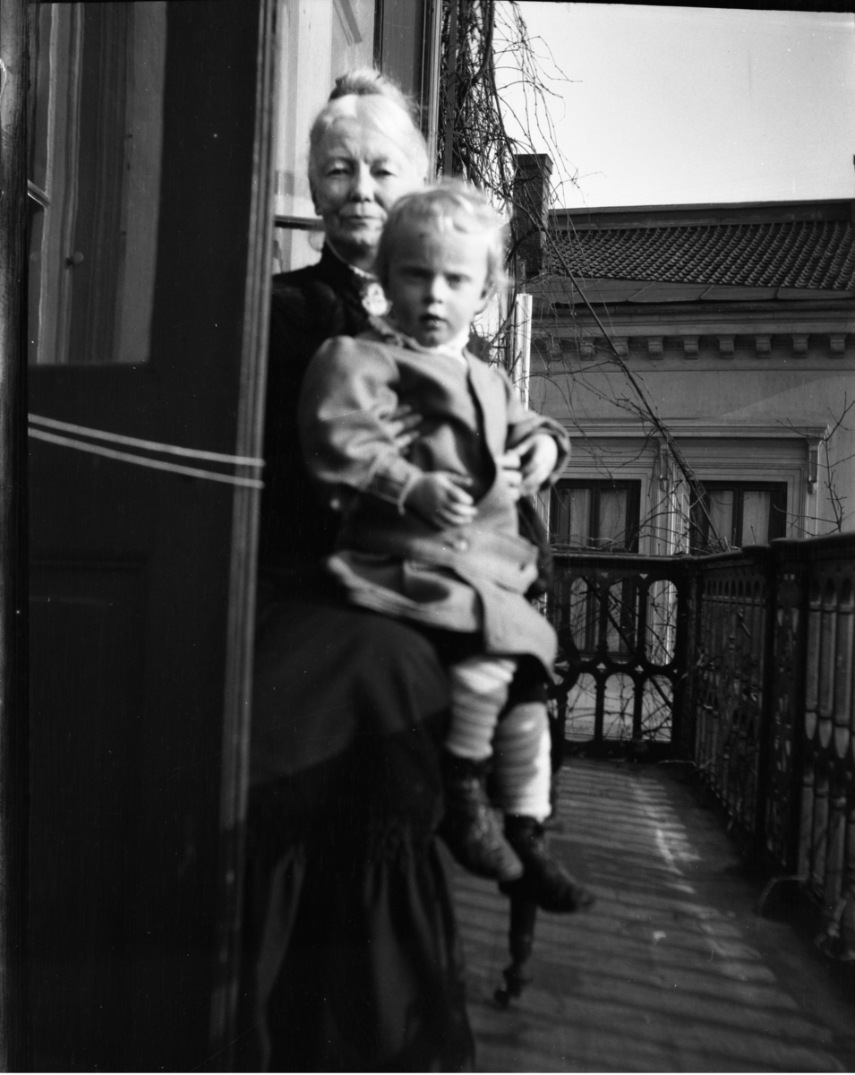 Rikard Berges fotoarkiv. Portretter og landskap. Bilde nr. 13.

Fotografier tatt av Rikard Berge. 642 nummer. Samlingen består av negativer bladfilm. Motivene er ført inn i egen protokoll av Berge. Protokollen har tittel "Bilæt-emne"