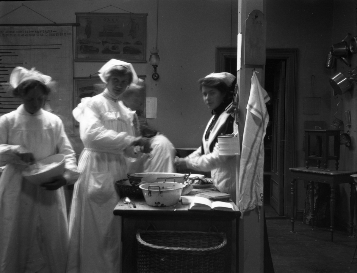 Rikard Berges fotoarkiv. Landskapsbilder og portretter Bilde nr. 10.

Fotografier tatt av Rikard Berge. 642 nummer. Samlingen består av negativer bladfilm. Motivene er ført inn i egen protokoll av Berge. Protokollen har tittel "Bilæt-emne"