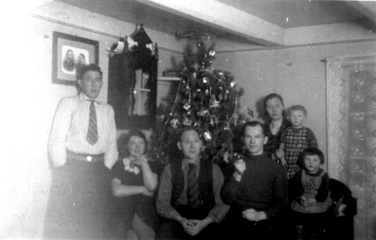 Familie framfor juletre. Frovåg ca 1940
