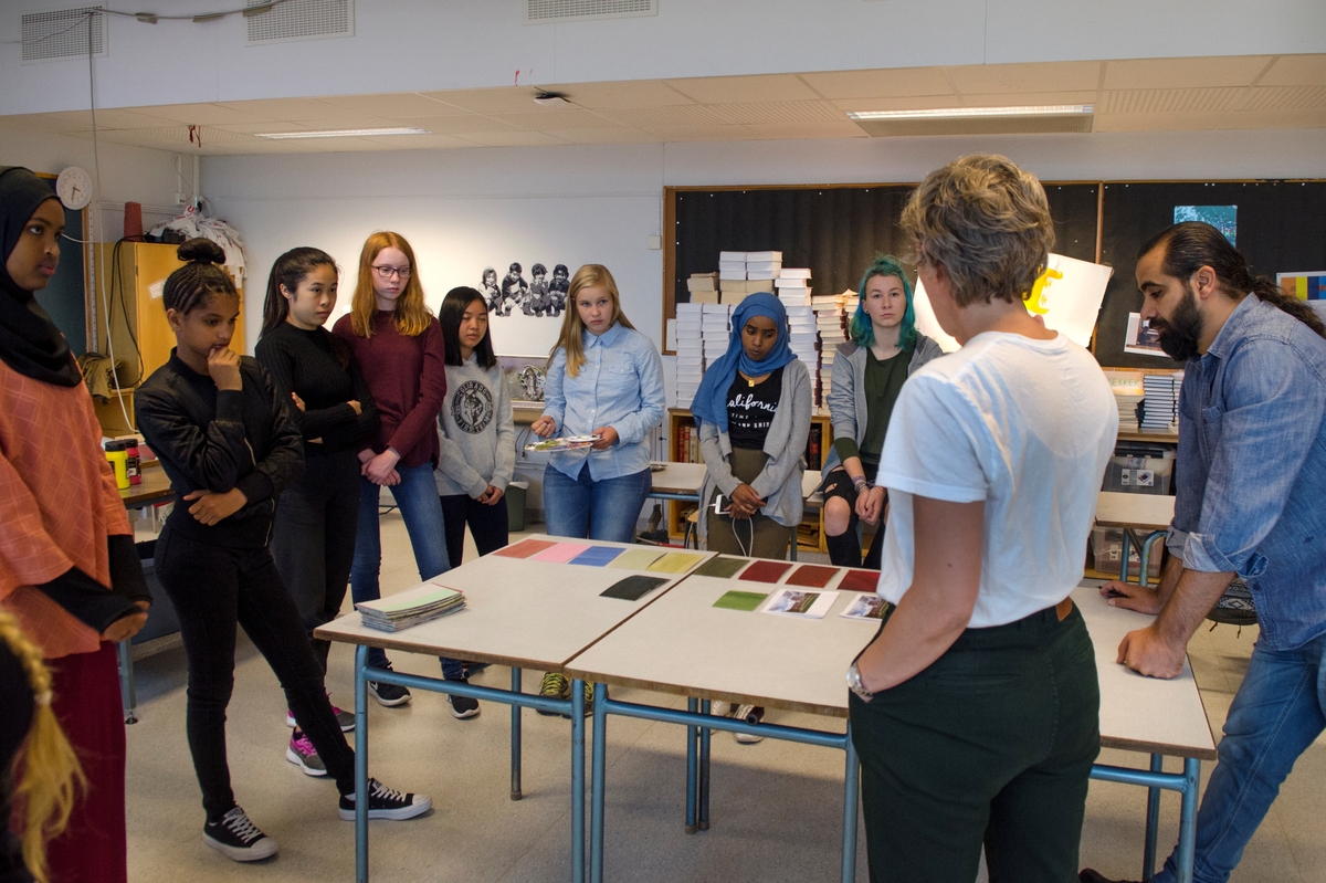 Moi og Salamah skapte et temporært kunstprosjekt sammen med elever i en valgfagsklasse på Ski ungdomsskole. Gjennom de neste ukene skal de se på fargene i byen og landskapet. Kunstnerne ønsket å invitere en gruppe elever til å undersøke Ski gjennom farger. Målet er at de vil se sin hjemby med nye øyne og at vi sammen kan skape nye fortellinger om Ski. Moi inviterte også kunstnar og forfattar Geir Yttervik til å undervise elevane i Josef Albers’ fargelære.