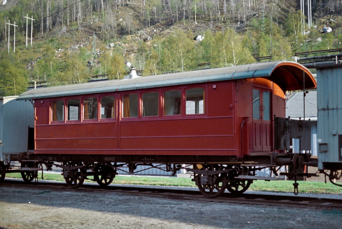 Rjukanbanens personvogn nr. 5 på Rjukan stasjon.