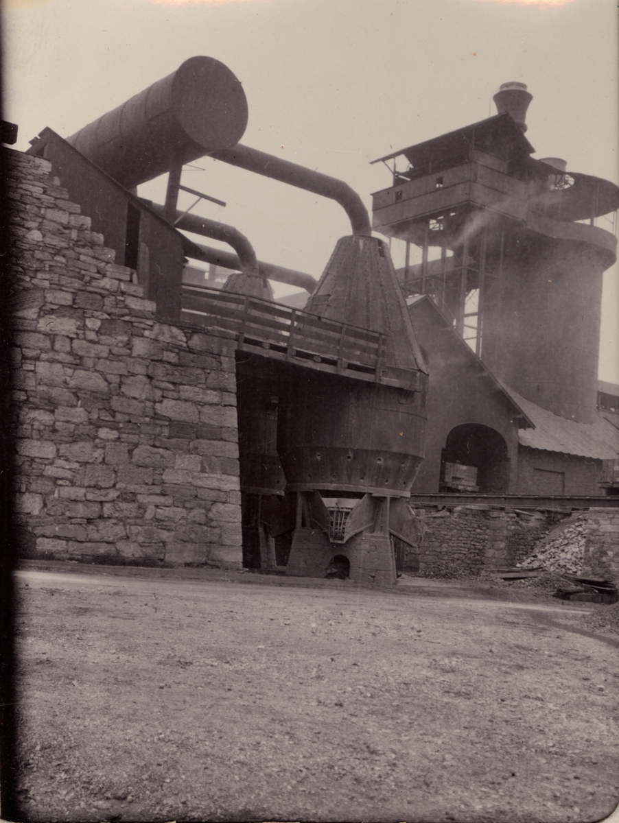 Rostugn för Corwall-malm vid kolshytta i Östra Pennsylvania. Ur album Fotografier från amerikanska Träkolshyttor 1905/1906.