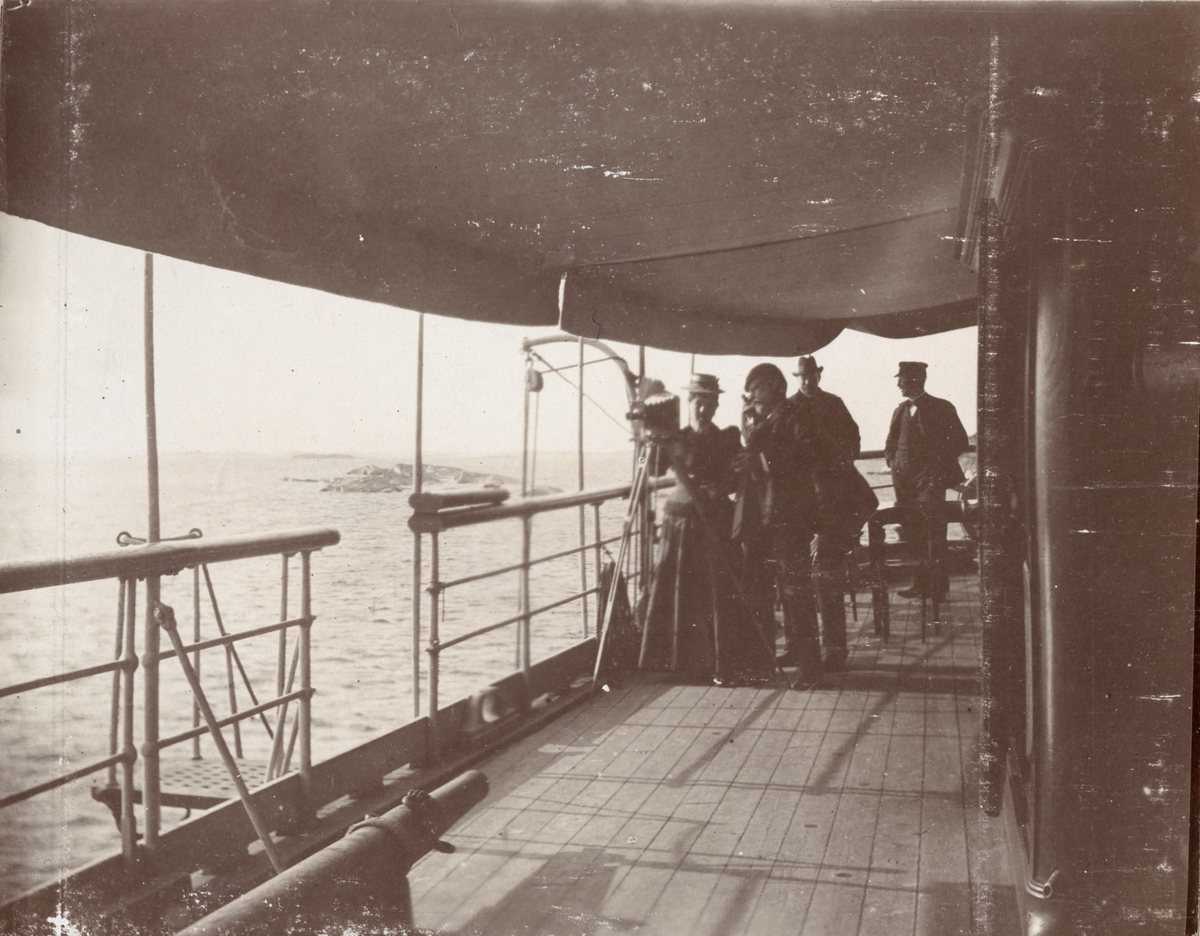 Fotografering vid Hufvudskär (Huvudskär). Ur album: Kabelexpedition Gotland - Dalarö 1898.