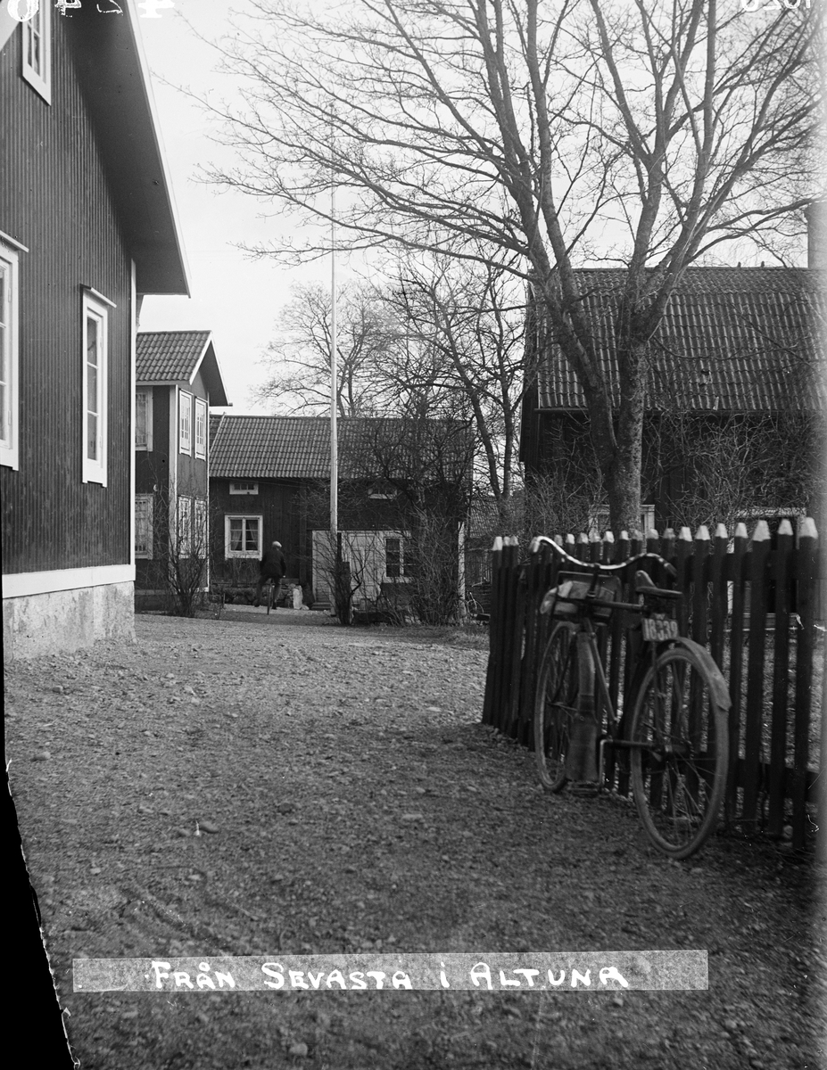 "Hallgrens flygelbyggnad Sevasta där Mina Olson bor", Altuna socken, Uppland 1928